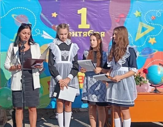 Администрация приняла участие в линейке ко дню знаний. Администрация приняла участие в линейке ко дню знаний.